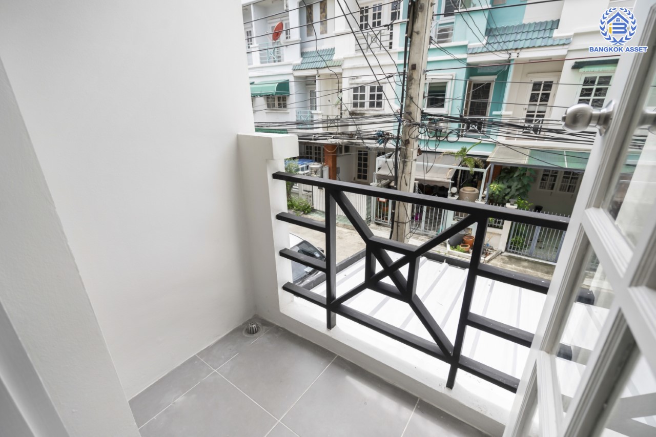 บ้านมือสองตกแต่งใหม่ ทำเลใจกลางเมือง ม.เกตุนุติเชอมีเน่ ลาดพร้าว87 ทาวน์โฮม 3 ชั้น เนื้อที่ 16 ตร.ว. ฟังก์ชัน 4 ห้องนอน 3 ห้องน้ำ จอดรถได้ 1 คัน เชื่อมต่อทั้งถนนเกษตร-นวมินทร์, ลาดพร้าว, รัชโยธินฯ ใกล้ทางด่วนรามอินทรา และรถไฟฟ้าสายสีเหลือง "สถานีลาดพร้าว 83"